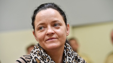 Die Angeklagte Beate Zschäpe (NSU-Prozess) sitzt am 19.07.2017 im Gerichtssaal im Oberlandesgericht in München. | Bild: picture-alliance/dpa