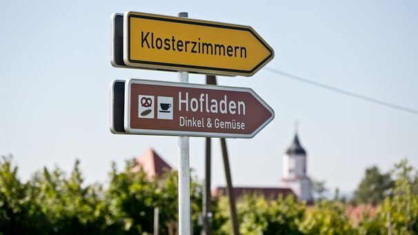 Blick auf ein Straßenschild, das den Weg nach Klosterzimmern bei Deiningen (Bayern) zeigt | Bild: picture-alliance/dpa
