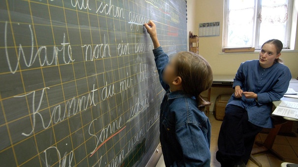 Ein Kind der "Zwölf Stämme" wird am 15.10.2004 in Klosterzimmern privat unterrichtet | Bild: picture-alliance/dpa