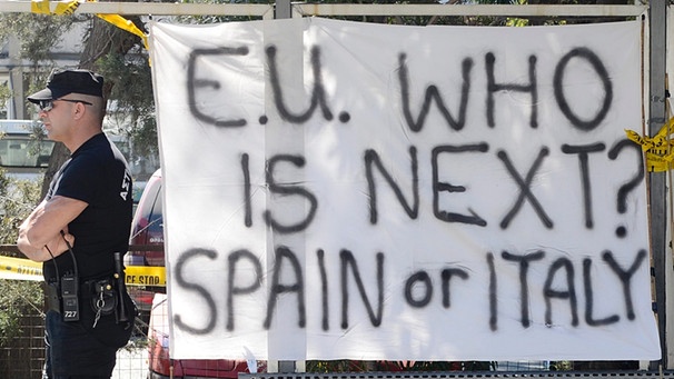 Plakat mit der Frage: Wer ist der nächste? Spanien? Italien?  | Bild: picture-alliance/dpa