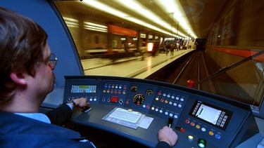 U-Bahn-Fahrer in München | Bild: dpa/pa/Peter Kneffe