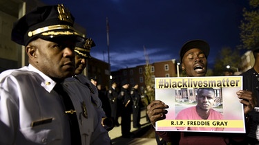 Ein Demonstrant in Baltimore hält ein Bild von Freddie Gray in der Hand | Bild: Reuters (RNSP)