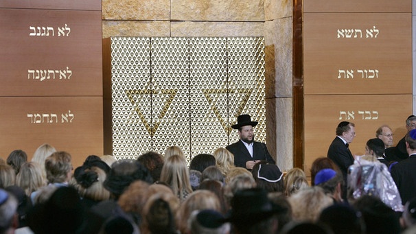 Einweihung der neuen Münchner Synagoge: Öffnung des Tora-Schreins | Bild: picture-alliance/dpa