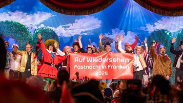 Großes Finale auf der Bühne mit allen Künstlern bei der Prunksitzung des Fastnacht-Verband Franken. | Bild: BR/Ralf Wilschewski