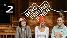 Die drei Hosts des Bergfreundinnen-Podcasts sitzen auf einer Bank for einer Hütte. | Bild: BR/Lisa Hinder