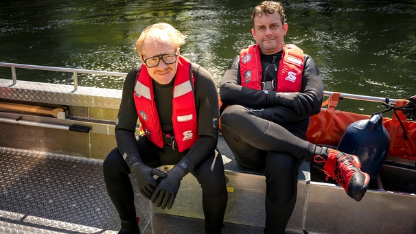 Von links: Simon Schwarz und Sebastian Bezzel im Rettungsboot der Wasserwacht Landshut. | Bild: BR/Film Five GmbH/Ralf Wilschewski