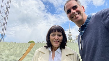 Gisela Welzenbach mit BR-Autor Christoph Nahr im Olympiastadion. | Bild: BR/Christoph Nahr