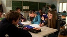 Die Jugendlichen in ihrem Klassenzimmer bei der Arbeit | Bild: BR / Tittel & Knilli Filmproduktion