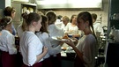 Schüler in der Kantine, wo ihre Mitschüler ein Praktkum absolvieren | Bild: BR / Tittel & Knilli Filmproduktion