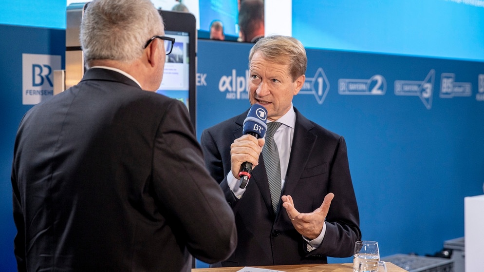BR-Intendant und ARD-Vorsitzender Ulrich Wilhelm (rechts) im Gespräch mit Andreas Bönte auf den Medientagen München 2018 | Bild: BR/Philipp Kimmelzwinger