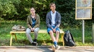 An der Bushaltestelle: Charleen (Jasna Fritzi Bauer) und ihr Mitschüler Linus (Sandro Lohmann). | Bild: BR/Imbissfilm/Bastian Fischer