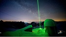 Nachtaufnahme der Zugspitze mit Lasersystem. | Bild: BR/Story House Productions GmbH