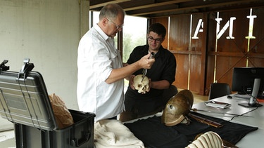 Der Archäologe Josef Löffl mit einem Kollegen. | Bild: BR/Story House Productions GmbH
