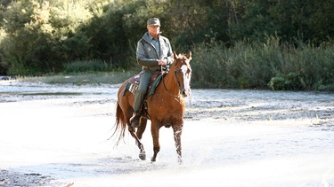Pietro (Terence Hill) ist gerne allein unterwegs. Mit seinem Pferd durchstreift er die Wälder. | Bild: BR/alessandro molinari/photomovie