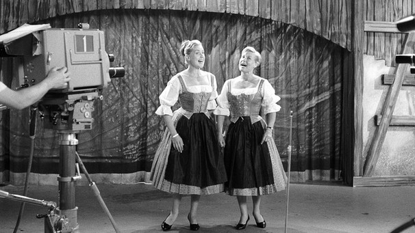Das Duo "Geschwister Fahrnberger" im zweiten Komödienstadel "Das Taufessen" von 1959. | Bild: BR/Foto Sessner