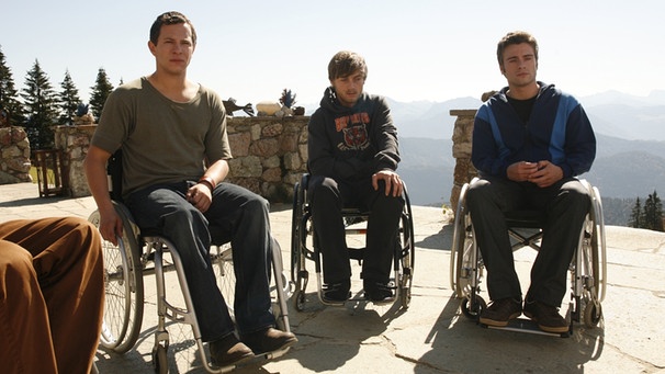 Memme, Michel und Stefan sitzen nebeneinander im Rollstuhl | Bild: BR/Erika Hauri