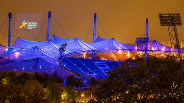 Das Münchner Olympiastadion mit Logo der European Champioships bei Nacht | Bild: European Championships Management/Marc Müller
