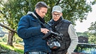 Von links: Regisseur Matthias Kiefersauer im Drehpausengespräch mit Kameramann Thomas Etzold. | Bild: BR / Raymond Roemke