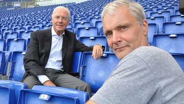 Franz Beckenbauer (links) und Thomas Schadt im Stadio Olimpico in Rom. | Bild: BR/Frank Marten Pfeiffer/Reiner Holzemer