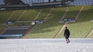 Auf den Spuren der Vergangenheit im winterlichen Olympiastadion in München. | Bild: BR/Frank Marten Pfeiffer/Reiner Holzemer