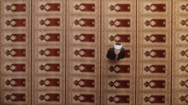 Imam Yussuf (Tim Seyfi) in seiner Moschee. | Bild: BR/Lotus-Film/ORF/Carsten Thiele