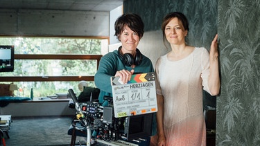Dreharbeiten zu "Herzjagen" mit Martina Gedeck (links) mit Regisseurin Elisabeth Scharang  | Bild: Lotus Film/Felipe Kolm