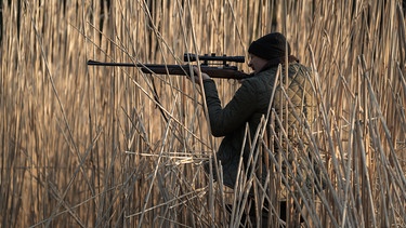 Alfons Zischl (Maximilian Brückner) zielt und schießt bei der Jagd der Ministerpräsidentin. | Bild: © NEUESUPER / Arvid Uhlig