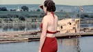 Im Jahr 1938 an der Volkacher Schleife: Eine junge Frau schaut auf den Main. | Bild: Agentur Karl Höffkes/BR/DOKfilm Fernsehproduktion GmbH