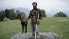 Ziegenzüchter Ruben Lazzoni mit einer Ziege der Rasse Camosciata Alpina | Bild: BR/megaherz gmbh