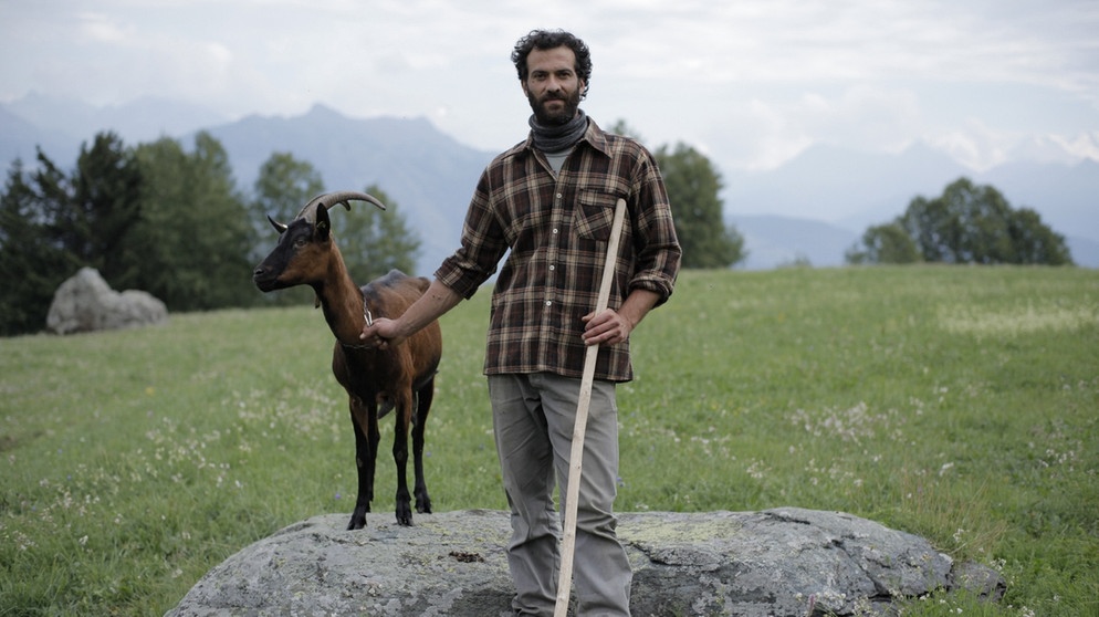 Ziegenzüchter Ruben Lazzoni mit einer Ziege der Rasse Camosciata Alpina | Bild: BR/megaherz gmbh