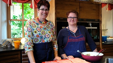 Gastgeberin Ute Leyh (links) mit ihrer Schwägerin Elfriede (Elfi) Will, Küchenfee.
| Bild: BR/megaherz GmbH/HP Fischer