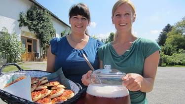 Gastgeberin Irmi Lamprecht (rechts) mit ihrer Küchenhilfe, Schulfreundin Tine.  | Bild: BR/megaherz gmbh/Ines Gambal