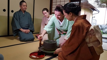 Die bayerischen Kellnerinnen dürfen in Kyoto eine japanische Teezeremonie erleben. | Bild: BR/Constantin Entertainment GmbH