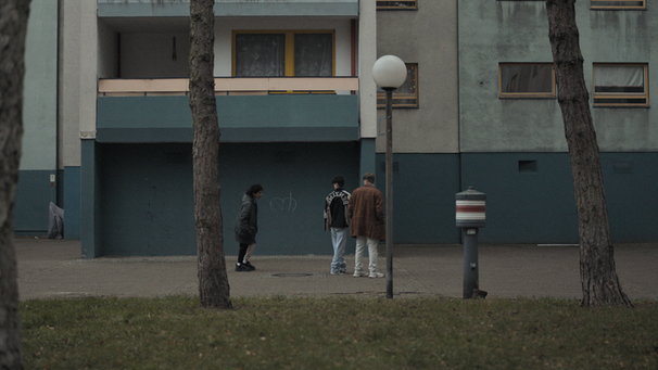 Elif (Safinaz Sattar, links) wird schwach und bleibt stehen. Yussuf (Shadi Eck, Mitte) und David (Johan Korte) drehen sich zu ihr um. | Bild: BR/TV60Filmproduktion GmbH/Ralf K. Dobrick