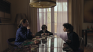 Elif (Safinaz Sattar, rechts) beim Kartenspielen mit Charlotte (Charlotte Schwab) und Luca (Timon Joris Holzmann). | Bild: BR/TV60Filmproduktion GmbH/Ralf K. Dobrick