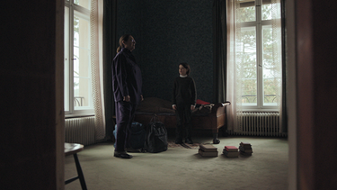 Charlotte (Charlotte Schwab) bringt Luca (Timon Joris Holzmann) sein Gepäck. | Bild: BR/TV60Filmproduktion GmbH/Ralf K. Dobrick