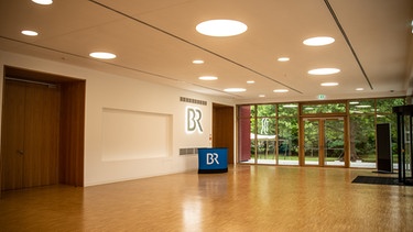 Einblick ins Foyer im neuen Studio Franken auf dem Gelände von BR Franken in Nürnberg. | Bild: BR/Kolibius