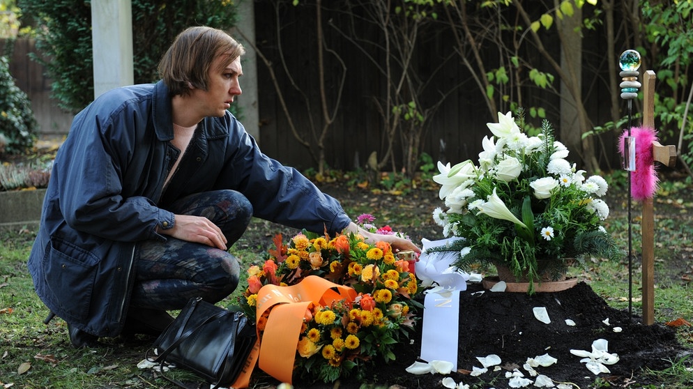 Almandine Winter (Lars Eidinger) am Grab ihrer Lebensgefährtin Nicole Noury | Bild: BR / Kerstin Stelter