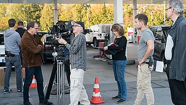 Von links: Michael Hofmann (Regie), Lutz Reitemeier (Kameramann) und Patrizia Lear (Continuity). | Bild: BR/die film gmbh/ORF/Marc Reimann