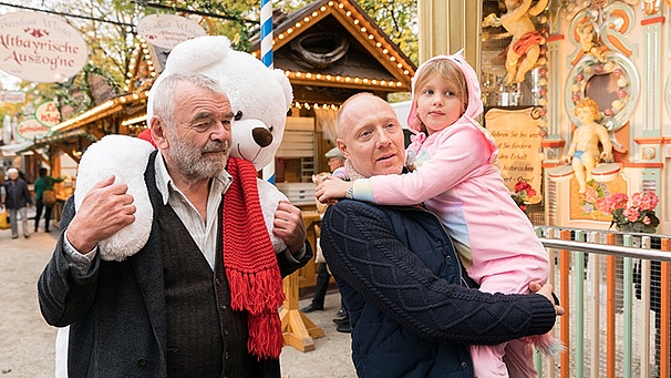 Xaver (Branko Samarovski), Sohn Dietrich (Simon Schwarz) und Enkelin Anabell (Anja Tillmann) besuchen eine Kirmes. | Bild: BR/die film gmbh/ORF/Marc Reimann