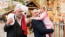 Xaver (Branko Samarovski), Sohn Dietrich (Simon Schwarz) und Enkelin Anabell (Anja Tillmann) besuchen eine Kirmes. | Bild: BR/die film gmbh/ORF/Marc Reimann