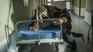 Sandra Walitza (Lucy Wirth) sucht Polou (Dennis Doms) im Krankenhaus auf. | Bild: BR/Roxy Film GmbH/Hendrik Heiden