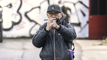 Regisseur Dominik Graf bei den Dreharbeiten. | Bild: BR/maze pictures GmbH/Hendrik Heiden