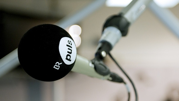 Das Mikrofon im "Puls"-Radiostudio. | Bild: BR / Julia Müller