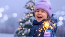 Ein Kind mit Sternchenwerfer lacht - Sternstunden 2023 | Bild: BR/Sternstunden e.V.