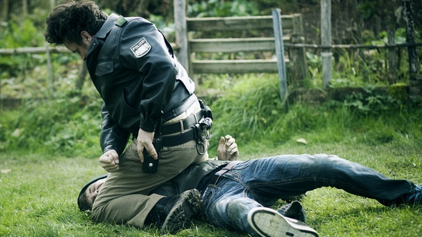 David Kleinert (Fabian Halbig) wird von Polizist Georg Zimmermann (Sascha Alexander Gersak) verprügelt. | Bild: BR/Hagen Keller