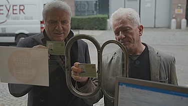 Udo Wachtveitl (links) und Miroslav Nemec zeigen ihren Dienstausweis. | Bild: BR/Harald Schulze