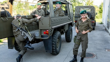Oberleutnant Julia Lehner ist leicht genervt von den Soldaten. Von links: Statisten und Julia Lehner (Julia Edtmeier). | Bild: Allegro Film/BR/ORF/Anjeza Cikopano