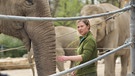 Emma (Anna Drexler) bei den Elefanten. | Bild: BR/Bernd Schuller