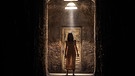 Samantha Andretti (Valentina Bellè) sucht nach einem Ausweg aus dem Labyrinth. | Bild: Gavila S.R.L.